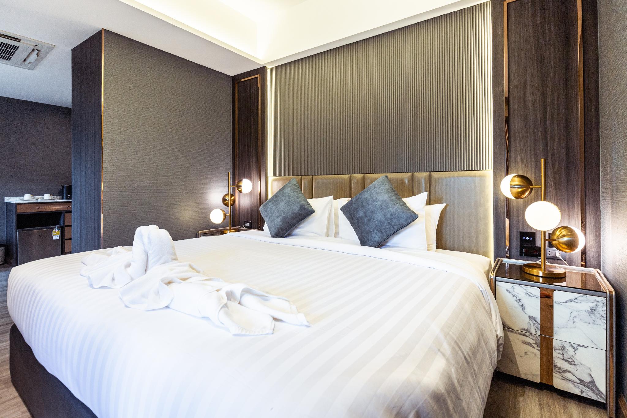 DELUXE, DOUBLE BED