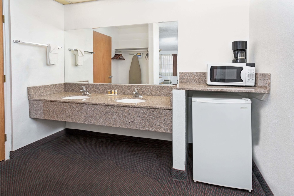 Days Inn & Suites by Wyndham Santa Rosa 4/30