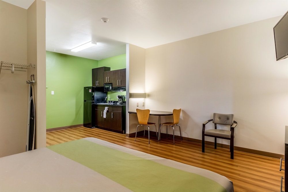 Super 8 by Wyndham Kenedy TX 5/26