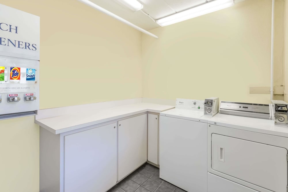 Days Inn By Wyndham Cocoa Beach Port Canaveral 24/44