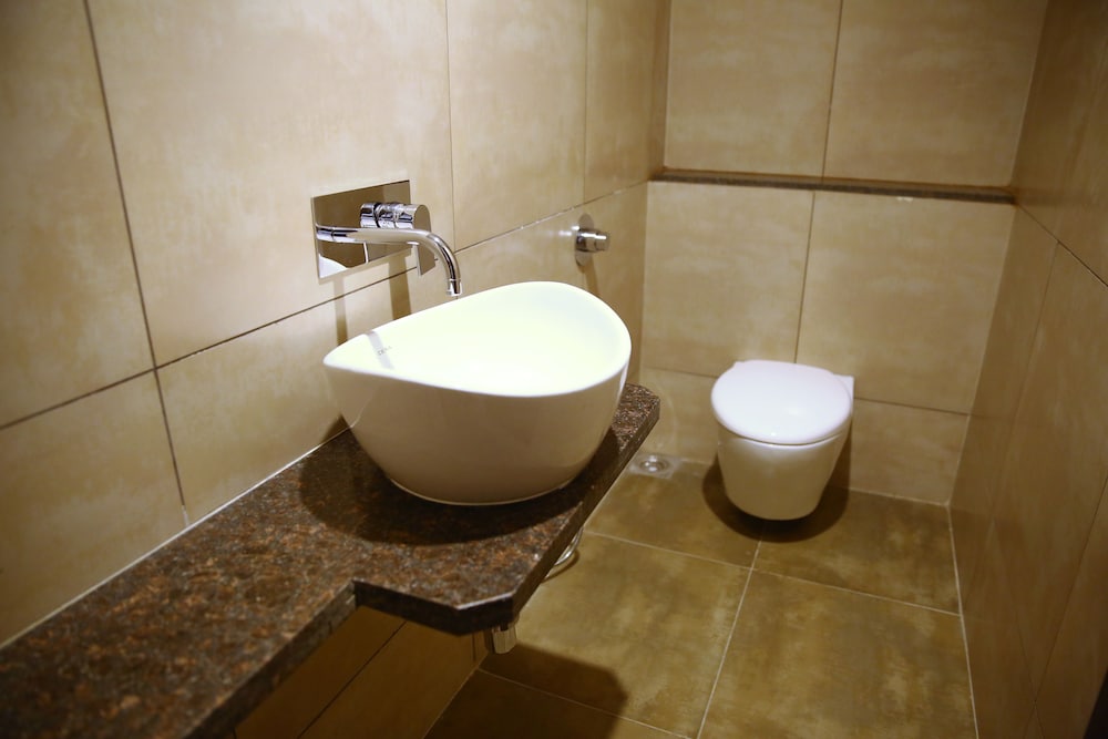 Five Petals Hotel & Banquets 24/24