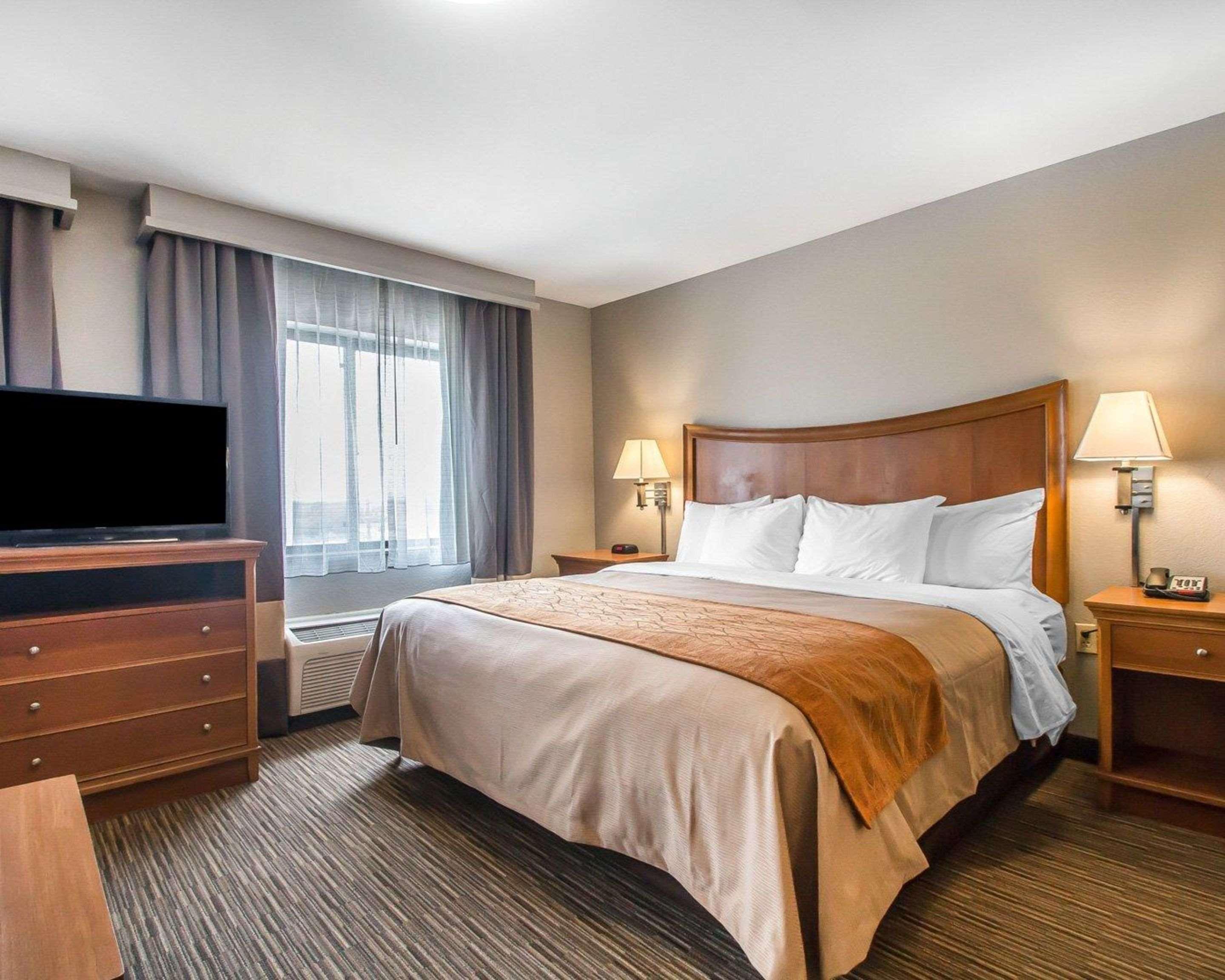 SUITE, KING BED
