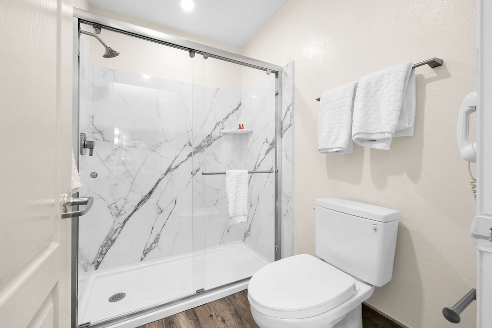 STANDARD, QUEEN BED, ACCESSIBLE