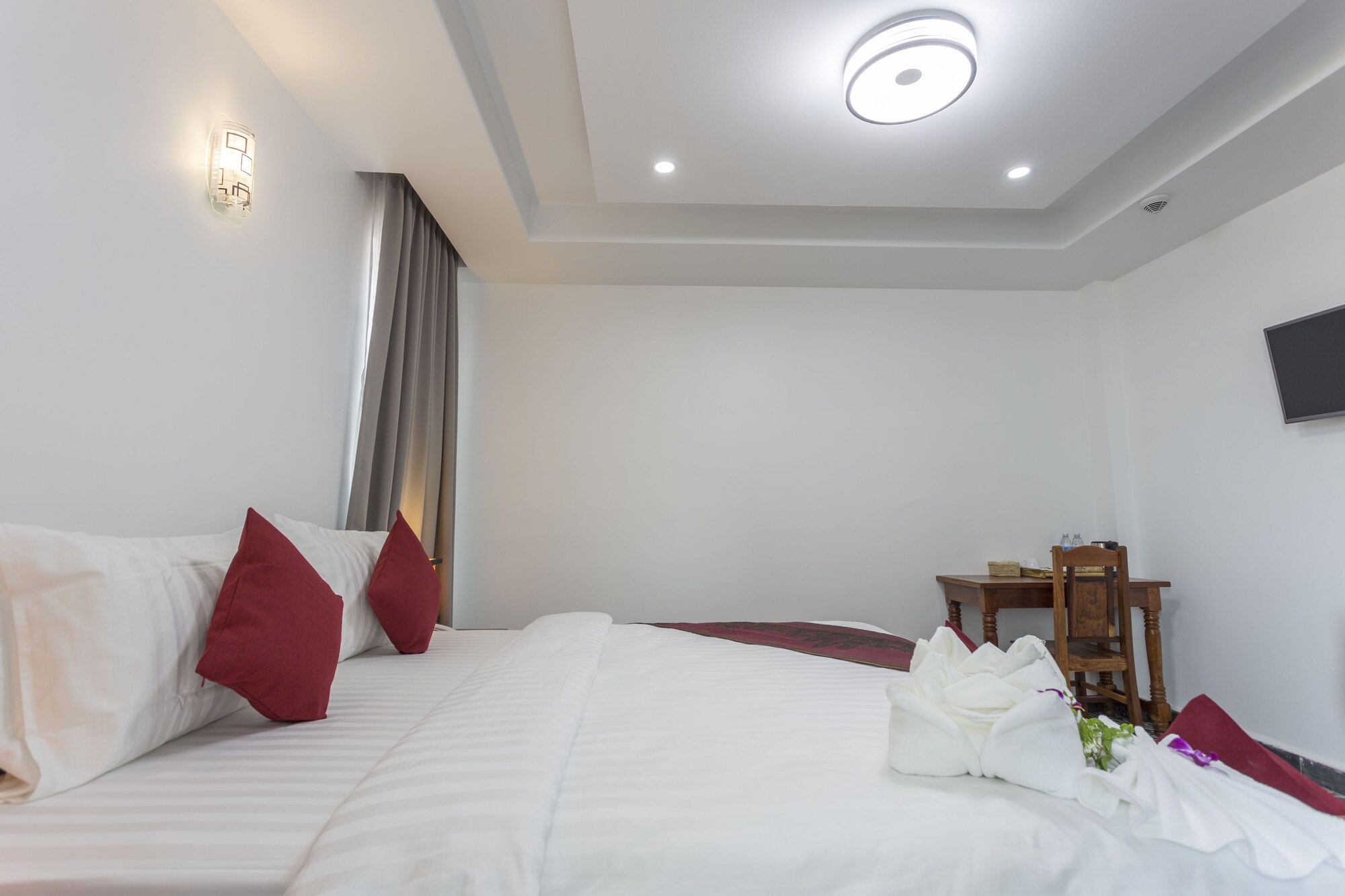 DELUXE, KING BED