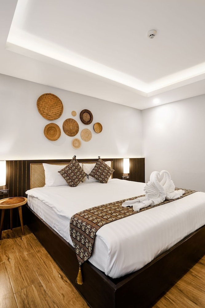 DELUXE, KING BED