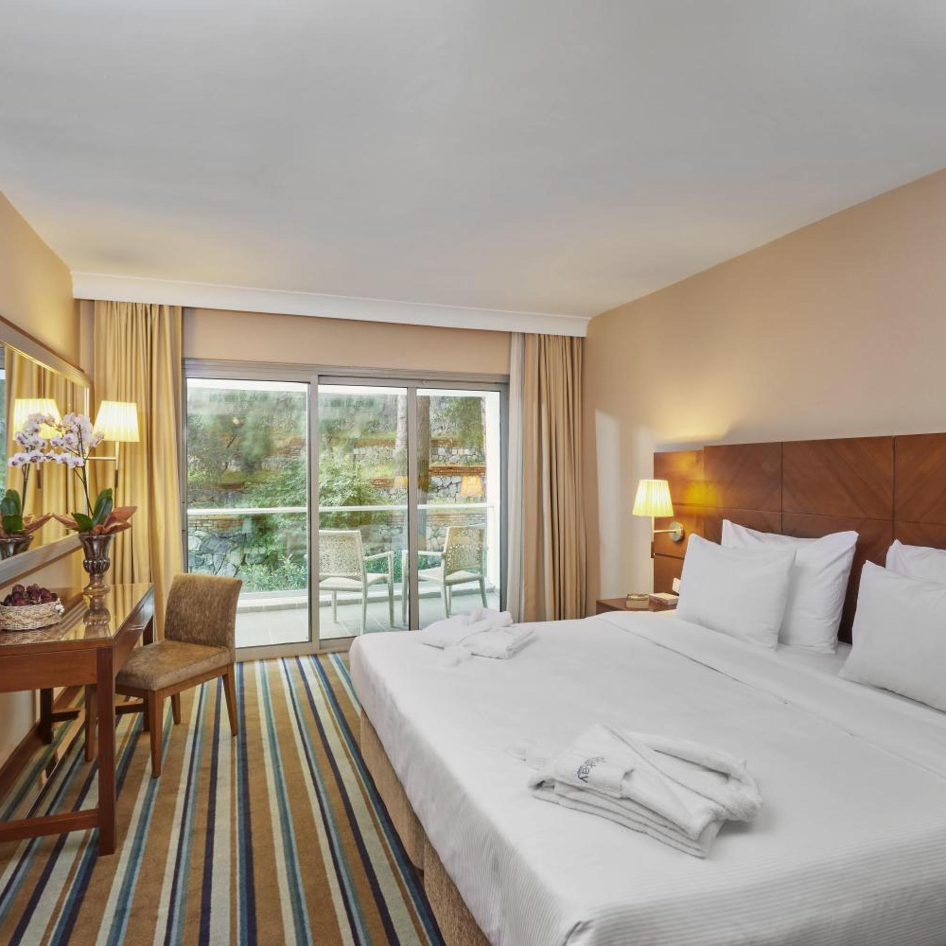 Standard, King Bed, Land View