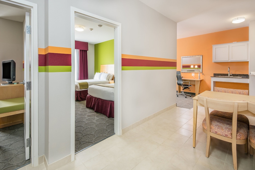 Holiday Inn Express Suites Clute Lake Jackson 43/63