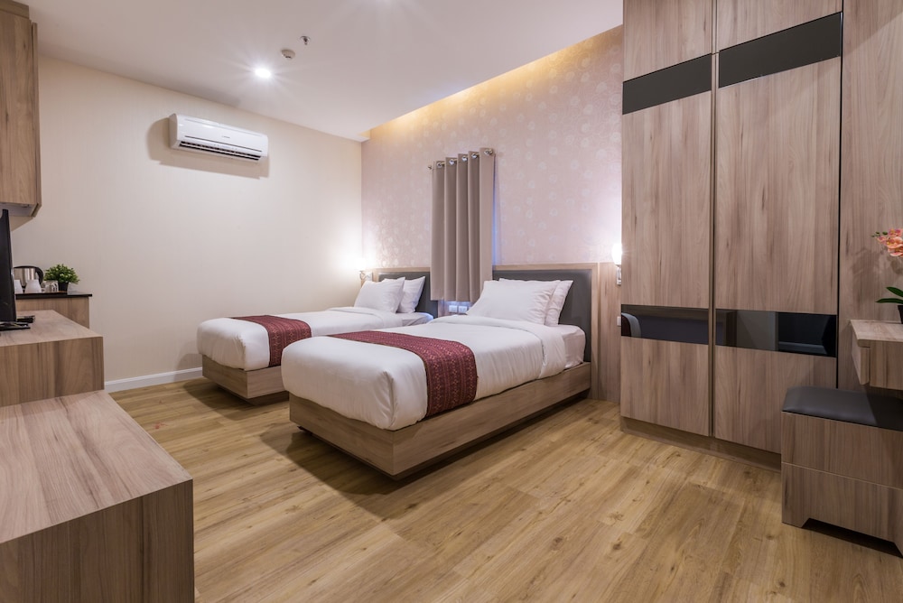 Leela Orchid Hotel 27/49