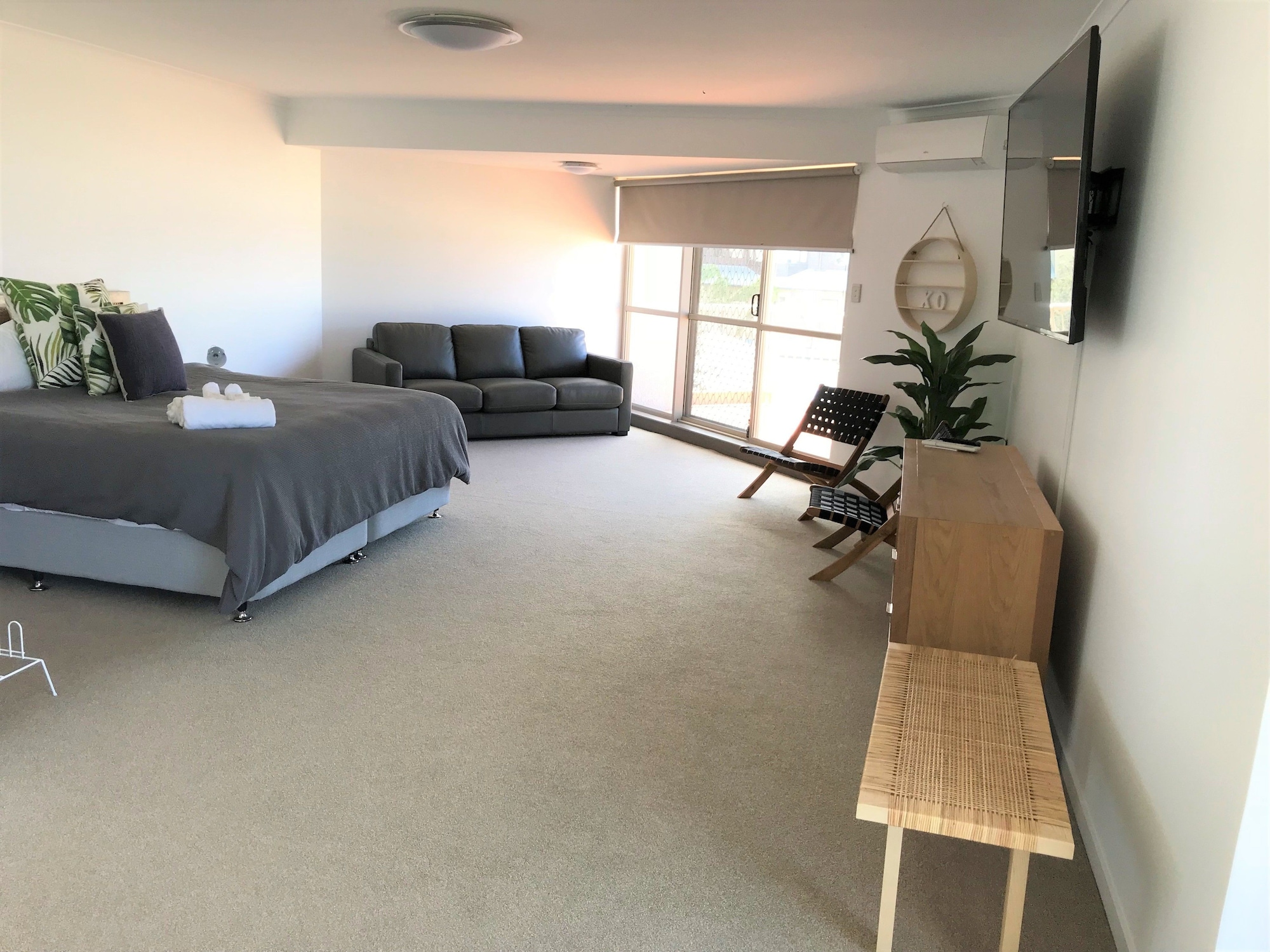 3 BEDROOMS, APARTMENT, BEACH FRONT