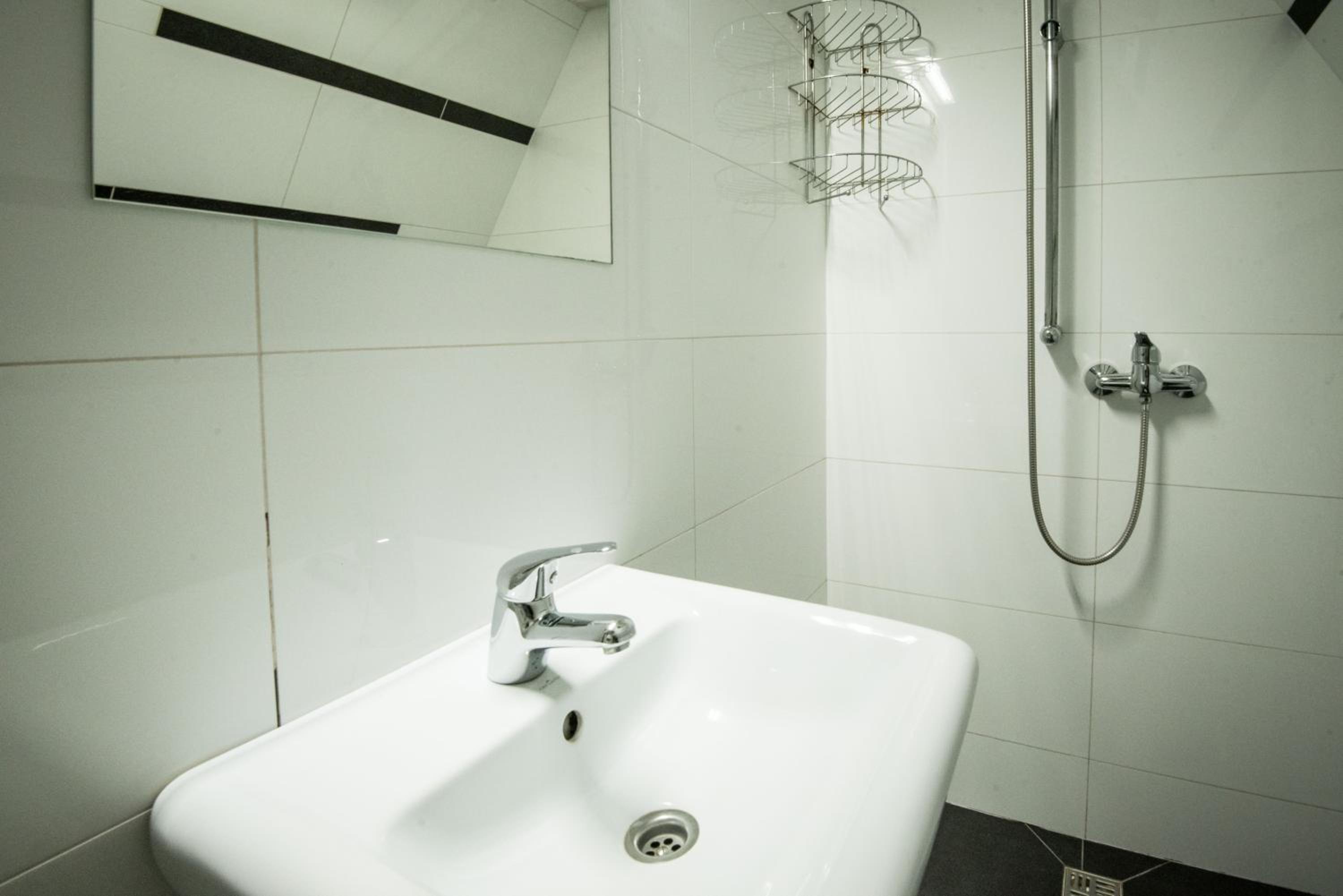 غرفة أساسية ثلاثية بسرير مزدوج وسرير فردي، Charles Bridge Hostel & Apartments 4/4