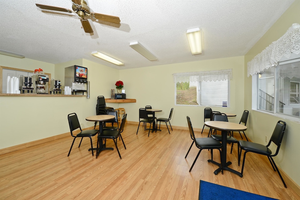 Americas Best Value Inn- St. Ignace 15/19