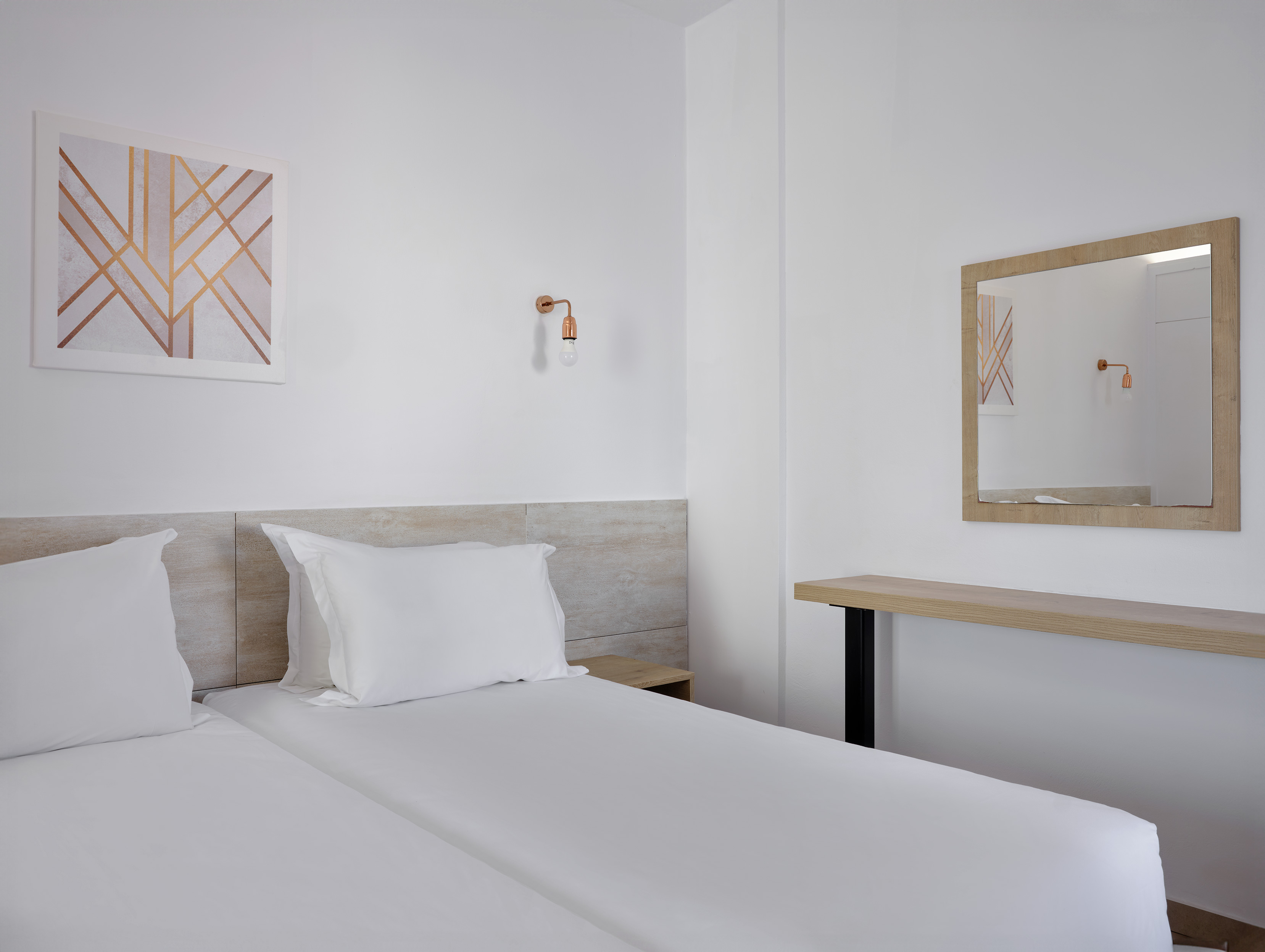 ROOM, DOUBLE OR TWIN BED, INLAND VIEW
