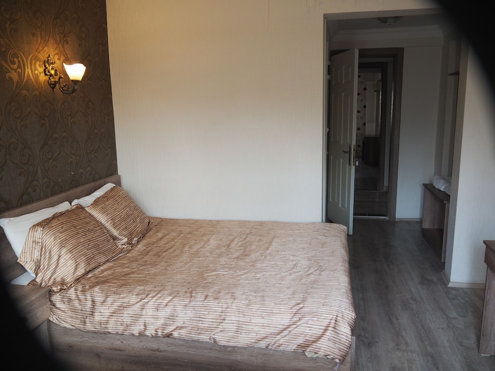 1 BEDROOM, STANDARD, DOUBLE OR TWIN BED
