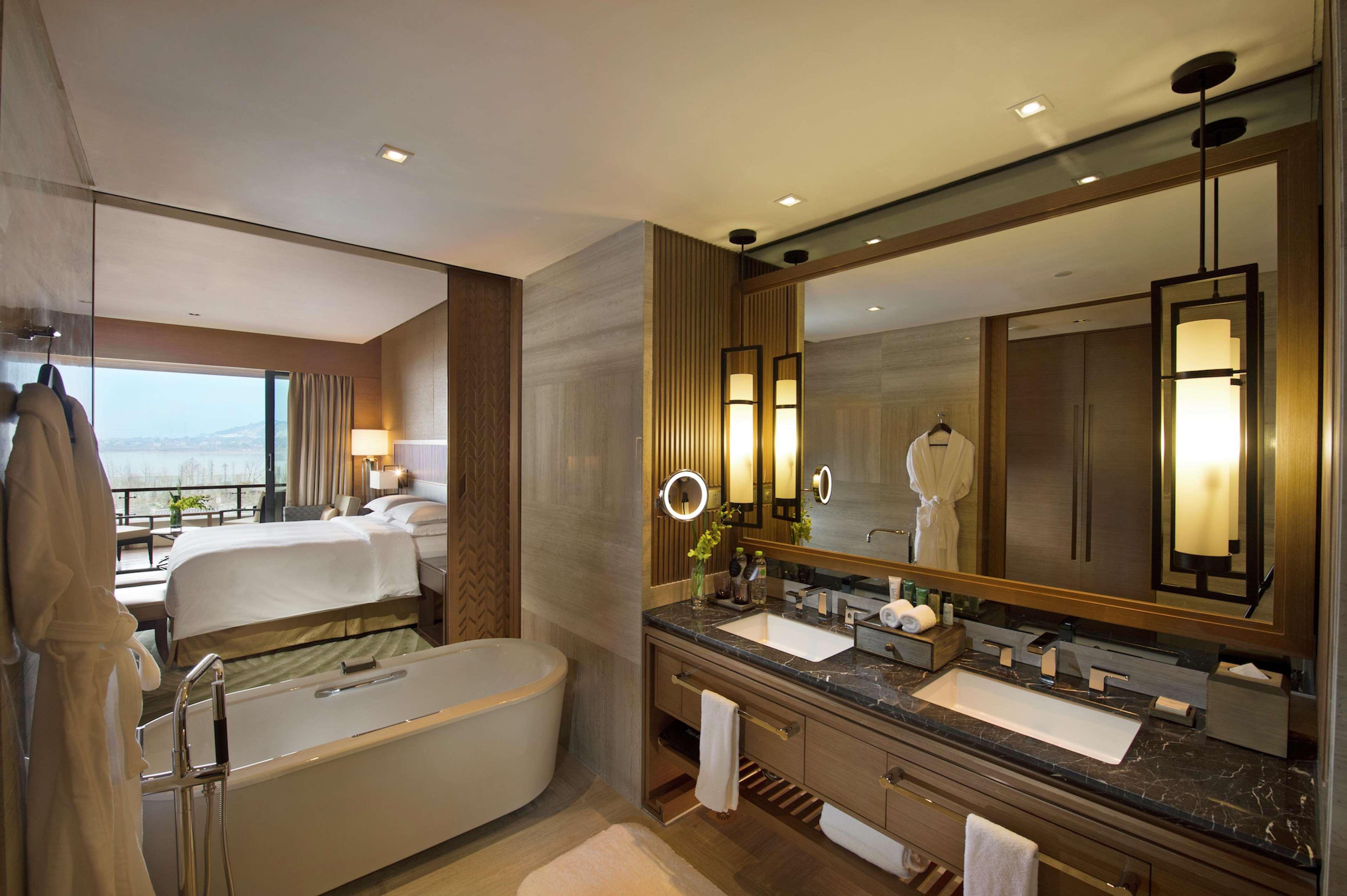 1 BEDROOM, SUITE, KING BED, LOUNGE ACCESS