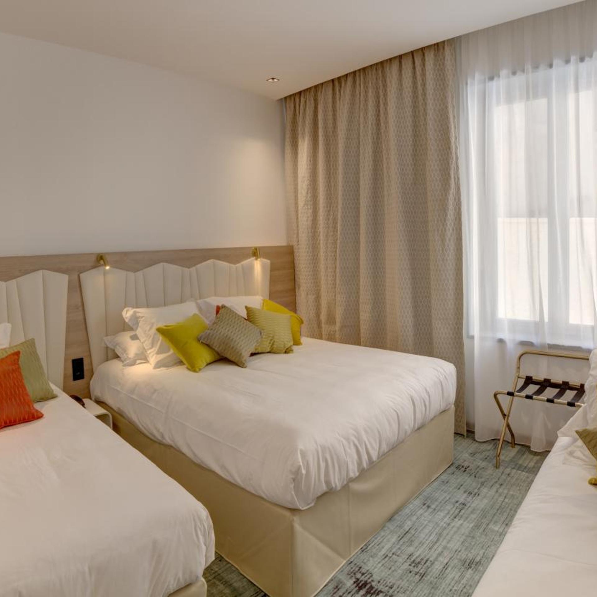 Family, Queen Bed
