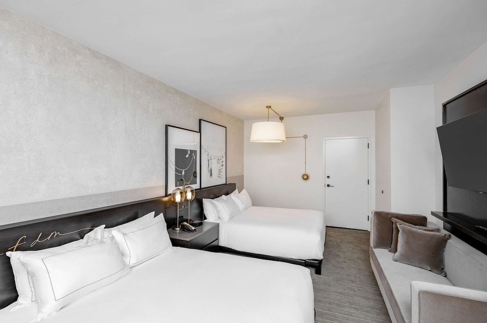 Hotel Fort Des Moines, Curio Collection by Hilton 21/81