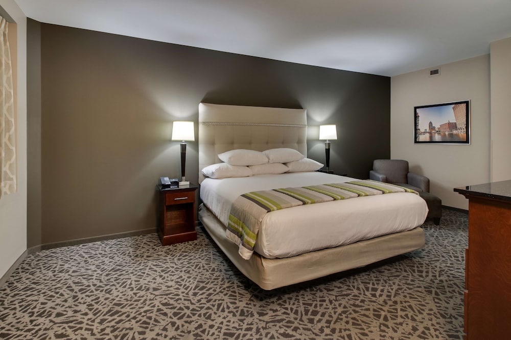 2 ROOMS, SUITE, KING BED, SOFA, ACCESSIBLE