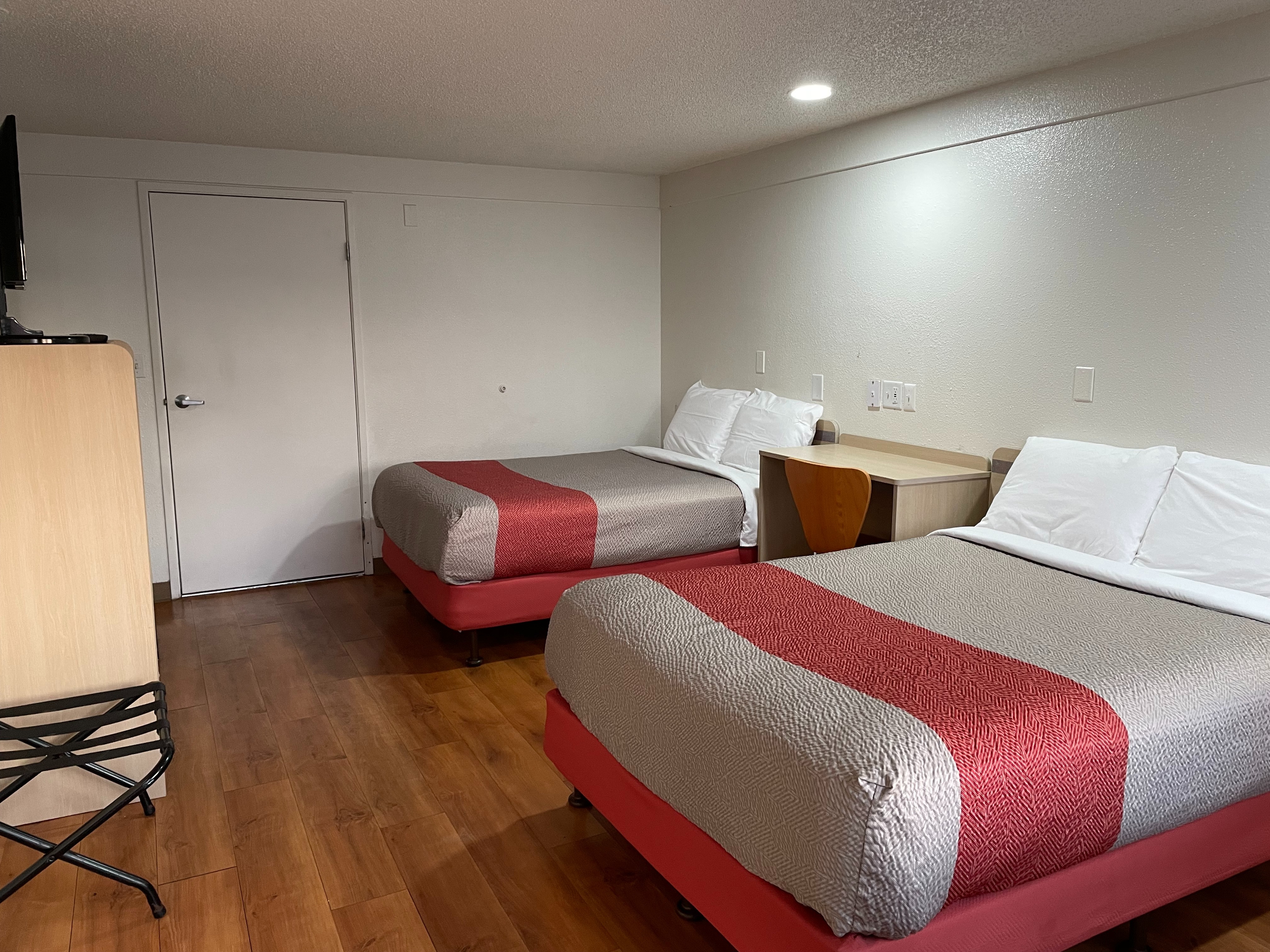 2 Full Beds - Mobil Access Tub Smk Micfridg