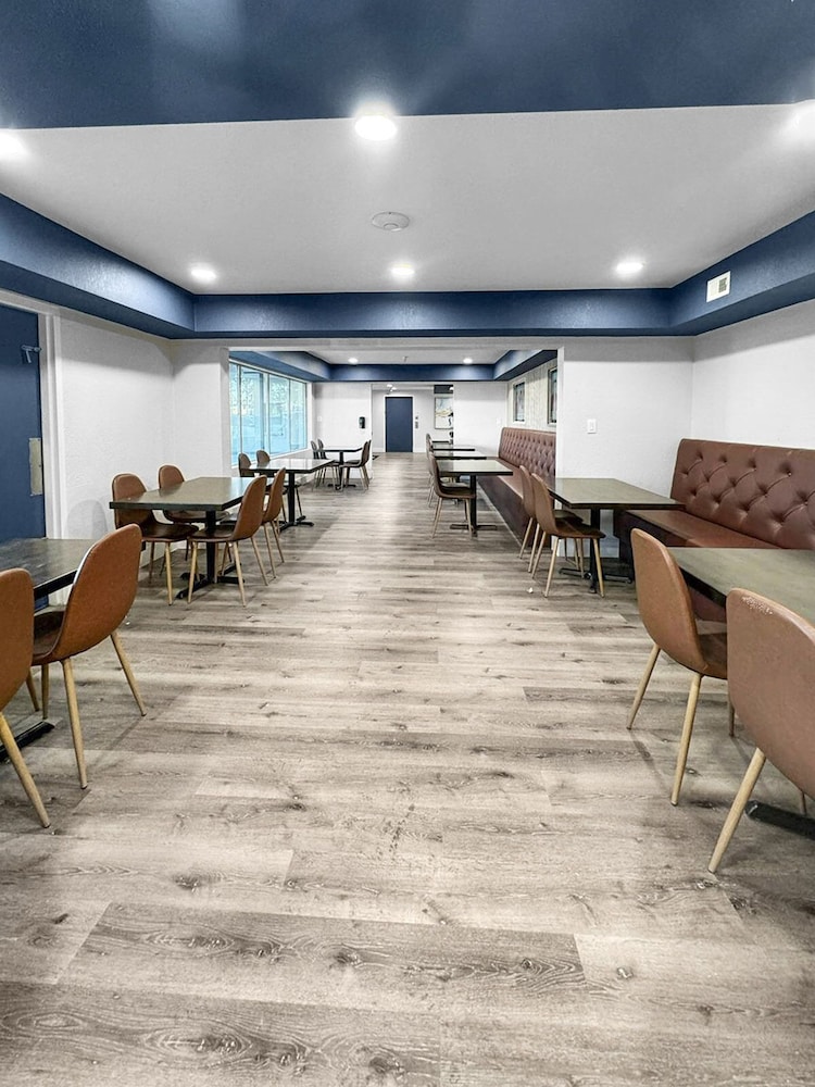 Super 8 by Wyndham Orlando Near Florida Mall 51/54