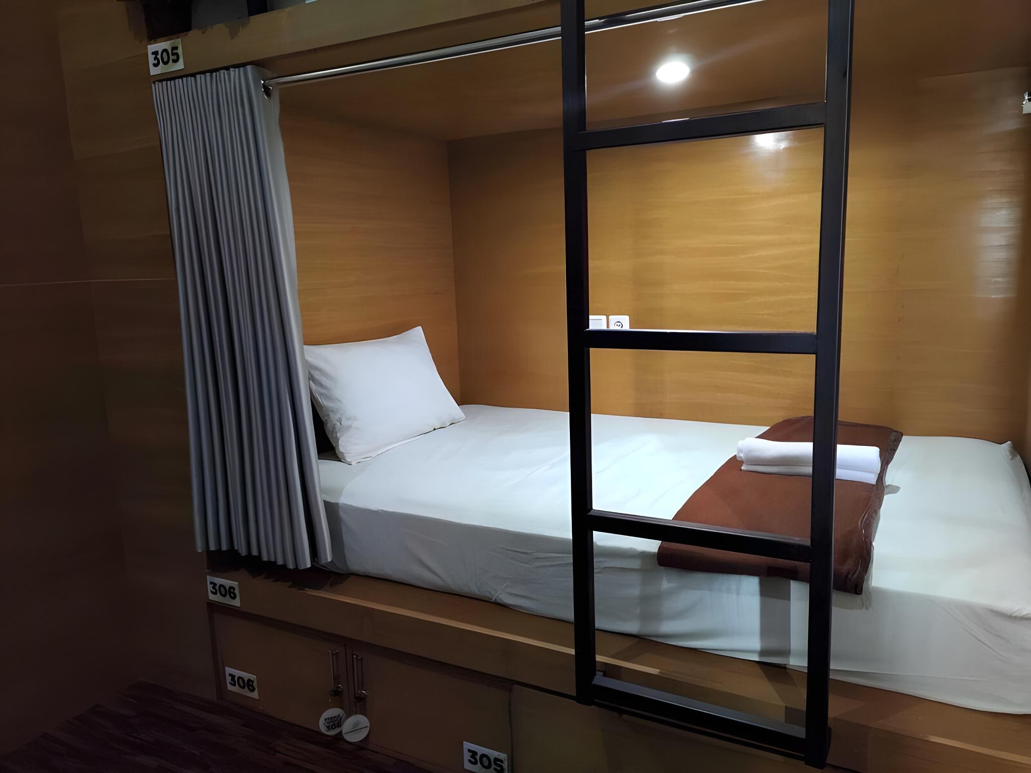 Capsule, Male Only, Privilege, Single Bed