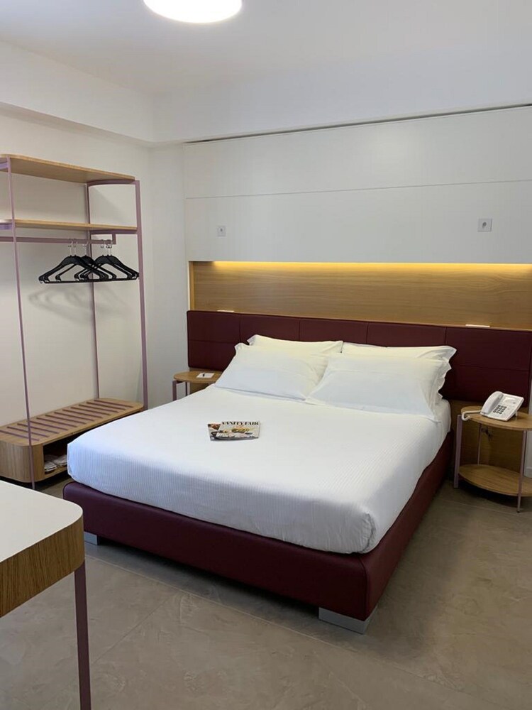 M F Hotel 17/72