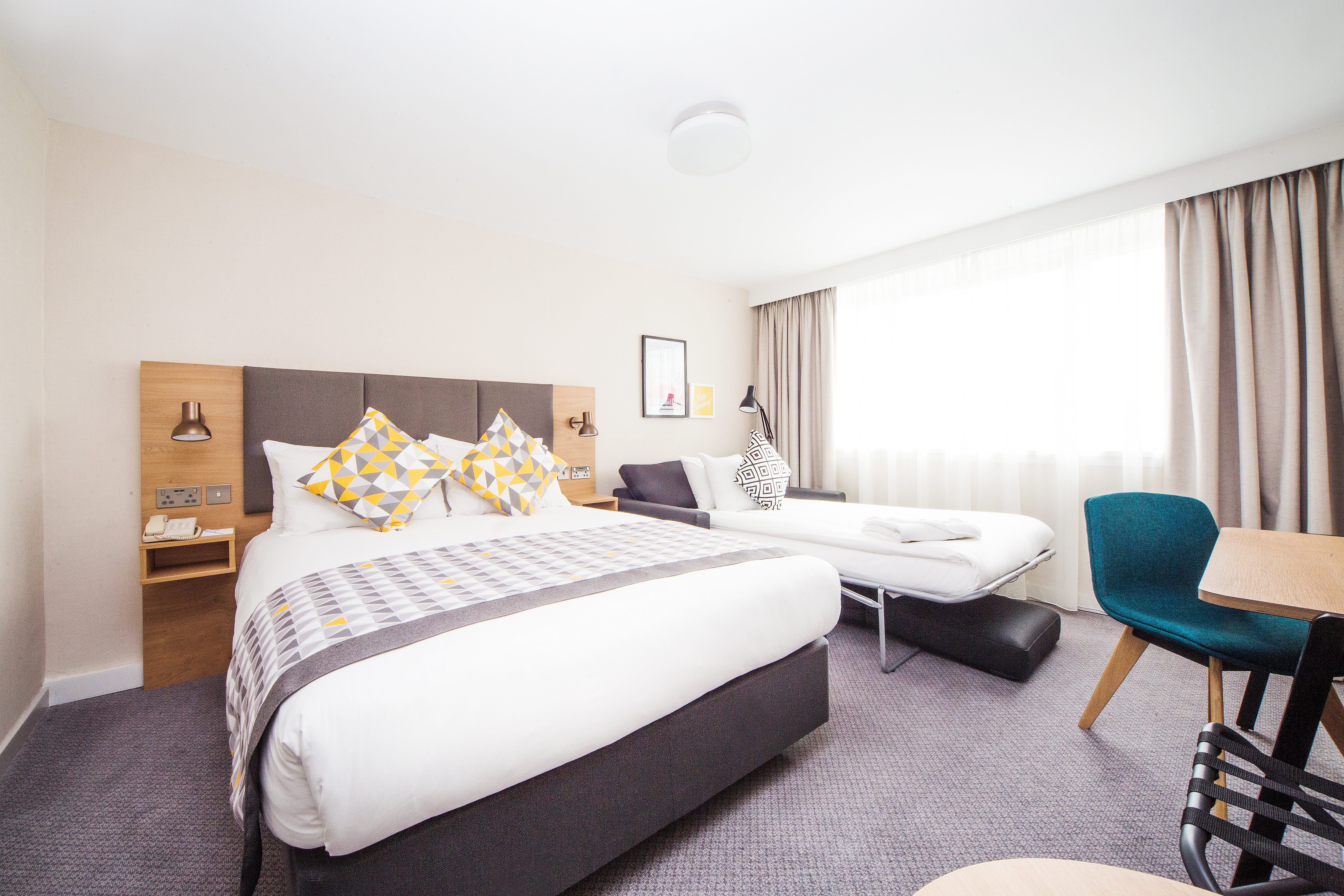 Holiday Inn Gatwick Airport 23/75