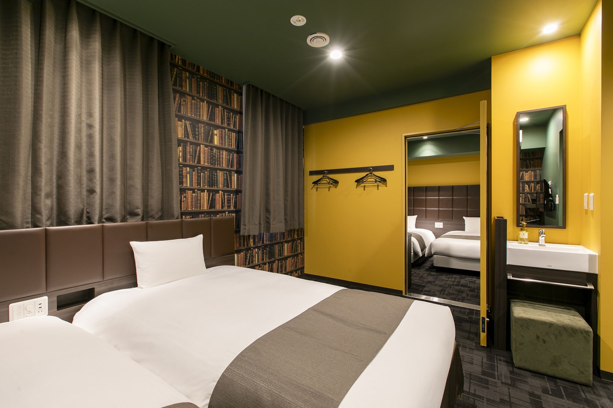 CONNECTING, TWIN BEDS
