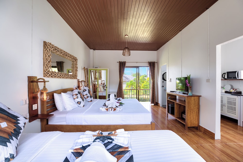 Family, 2 Queen Beds, Resort View, Kitchenette