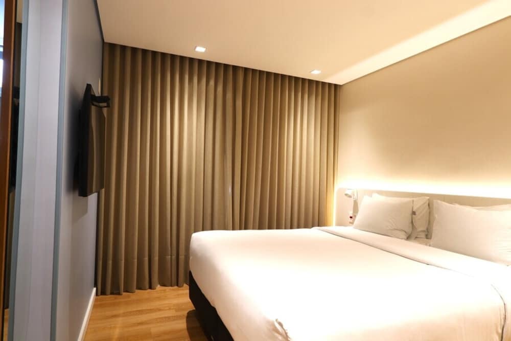 STANDARD, TRIPLE, 1 QUEEN AND 1 SINGLE BED