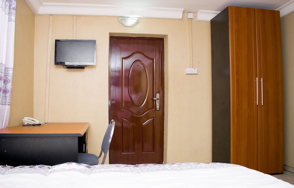 Maxton Suites Magodo 6/27