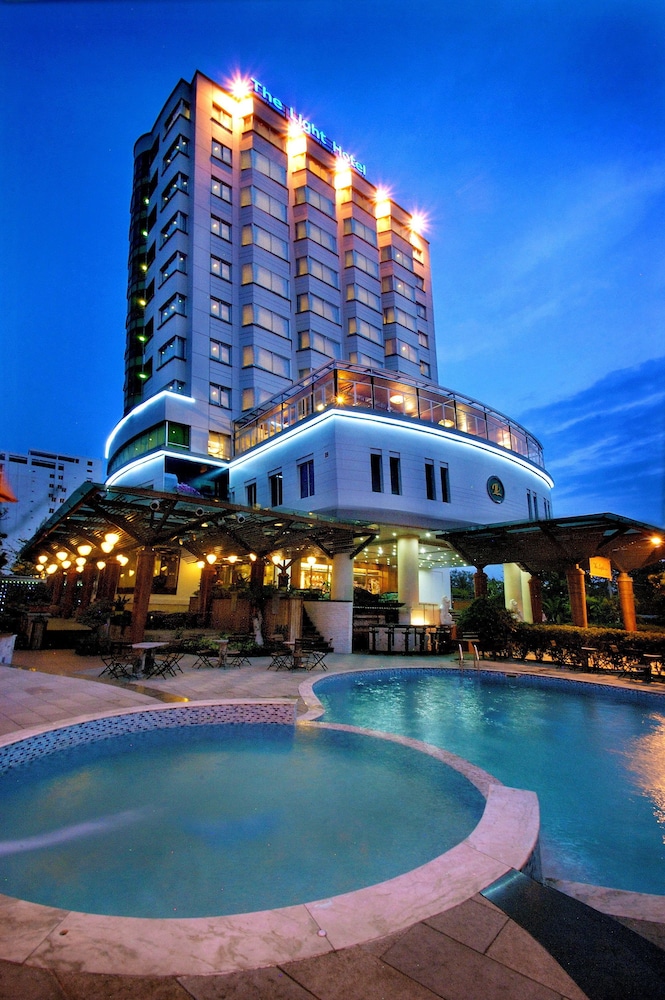 The Light Hotel Resort 5/70