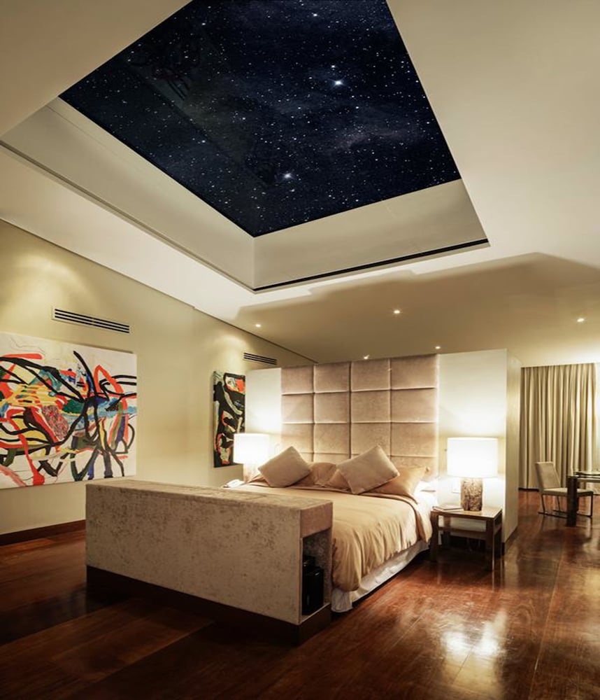 Under The Stars Luxury Apartments 12/32