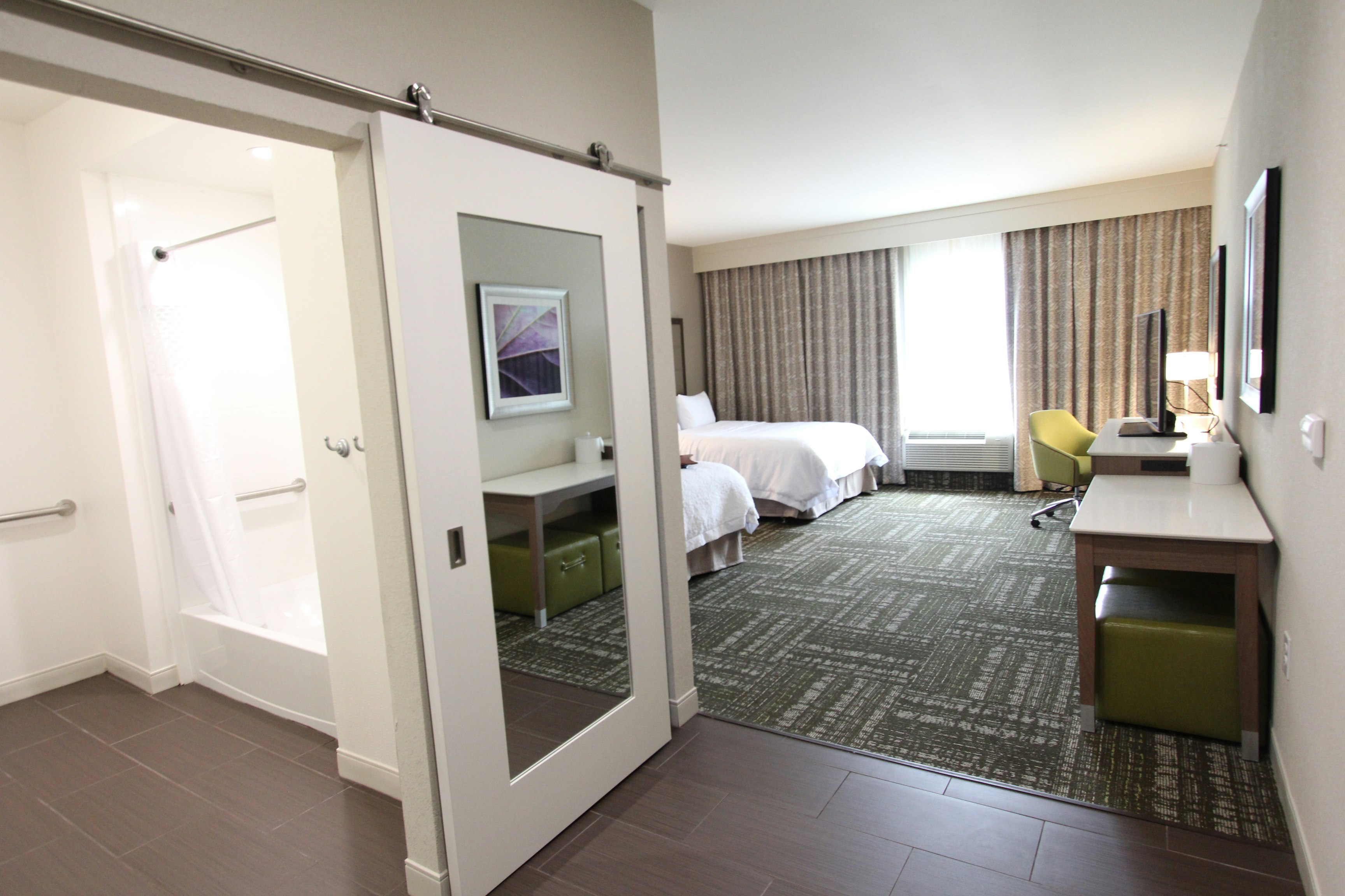 غرفة بسريرين كوين لذوي الإعاقة، Hampton Inn Suites Dallas Market Center 5/7