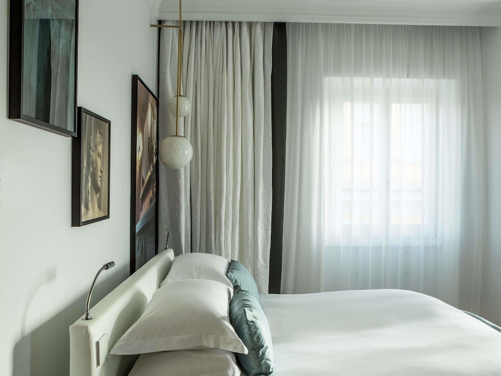 SUPERIOR, QUEEN BED