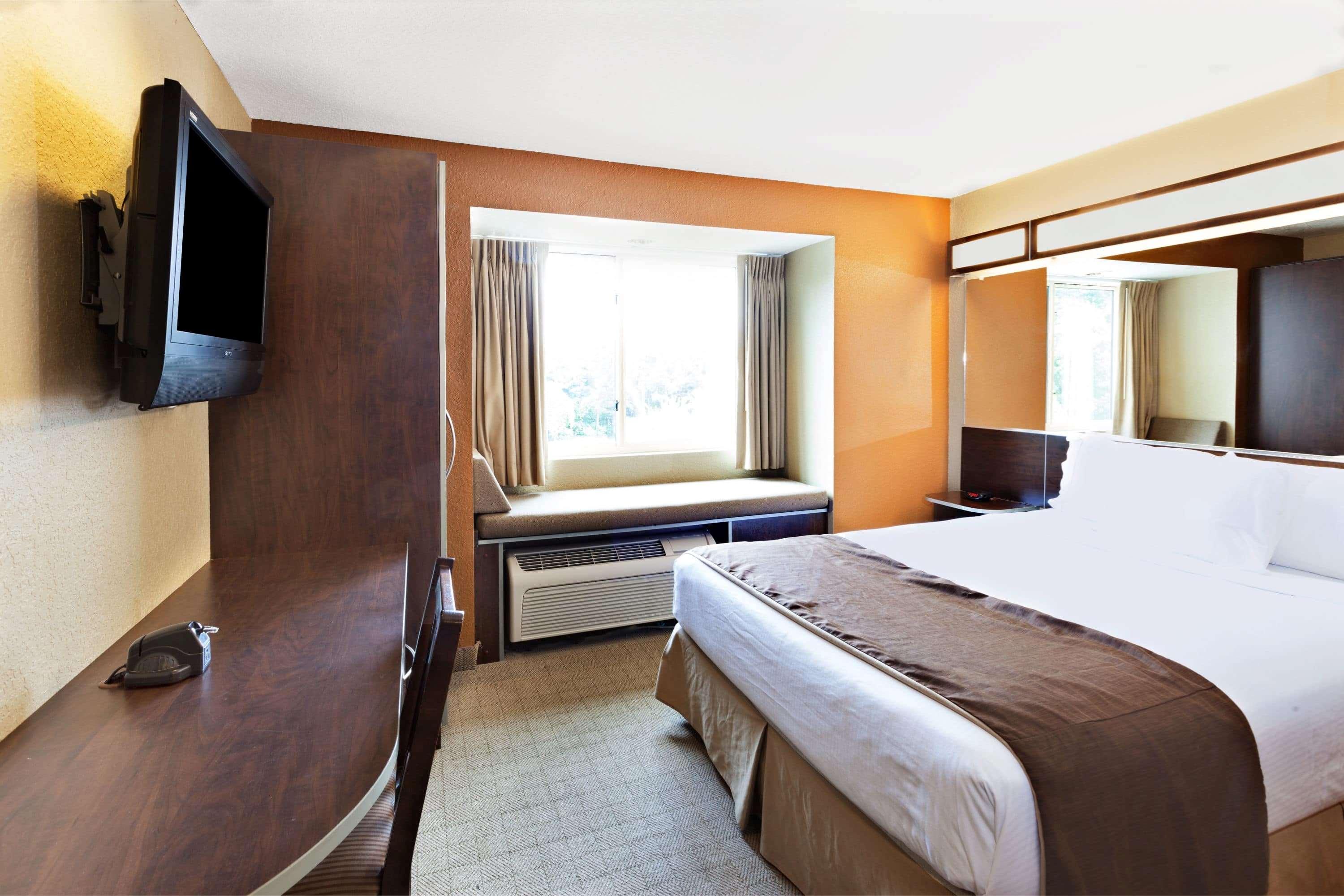 Suite, Queen Bed, Smoking, Accessible