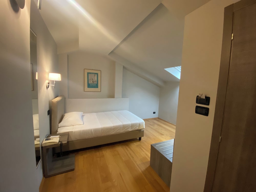 ECONOMY, SINGLE, ATTIC