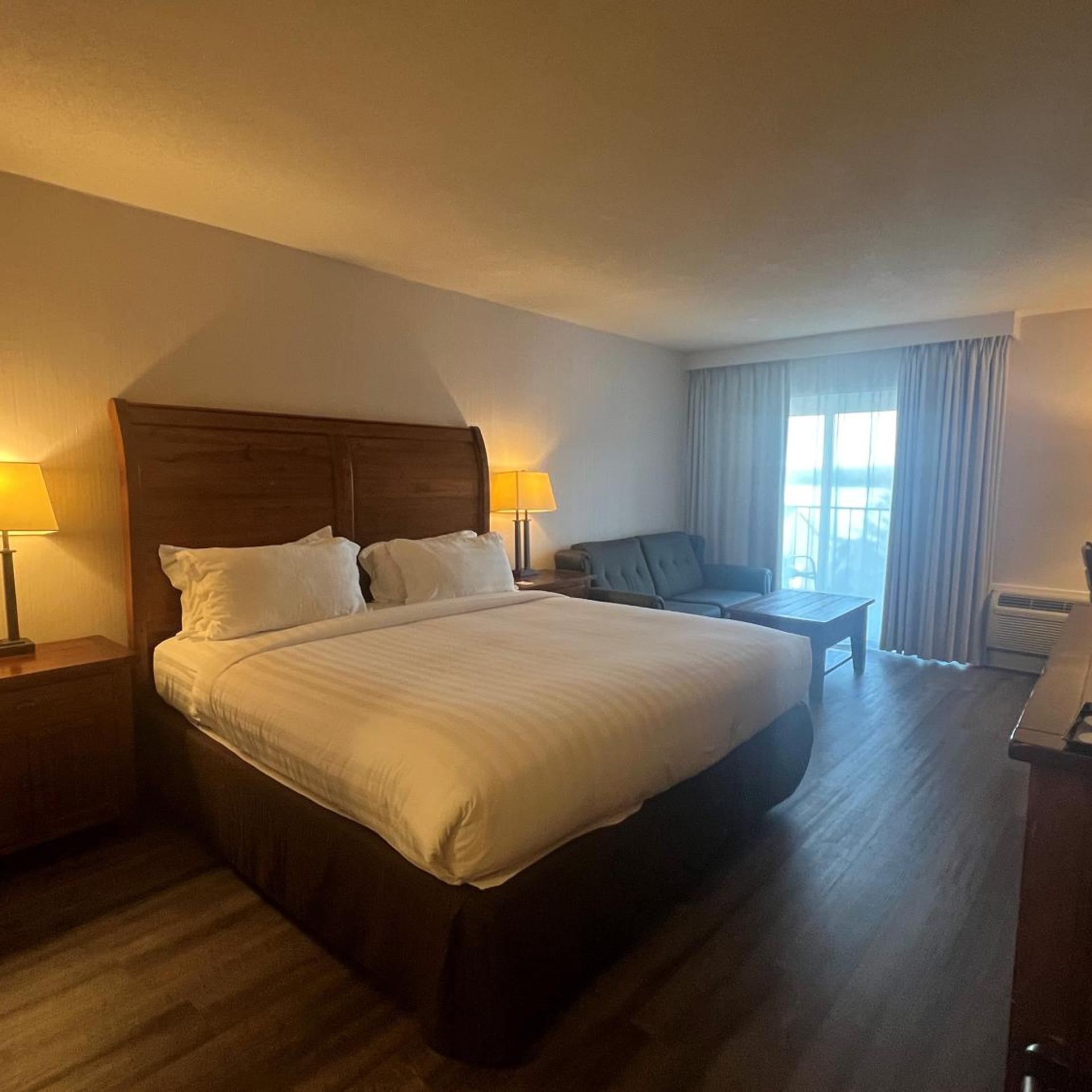 Room, King Bed, Lake Front