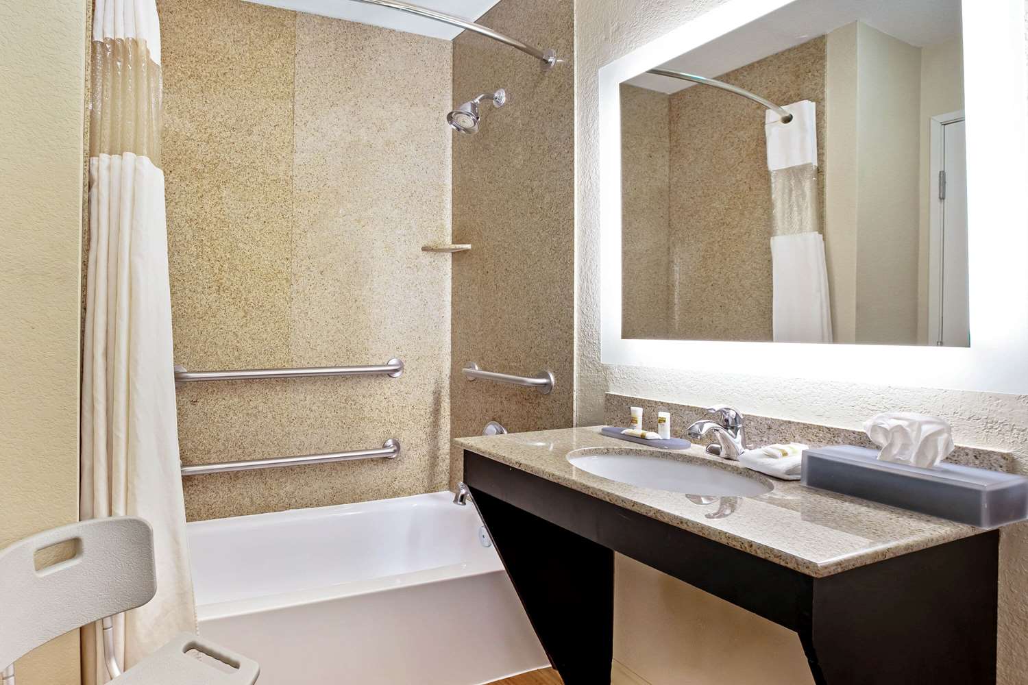 La Quinta Inn & Suites by Wyndham Garland Harbor Point 50/54