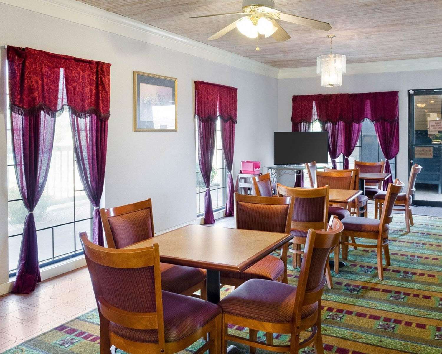 Econo Lodge Canton I-55 26/27