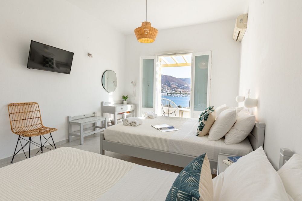 Akrotiri Hotel 47/68