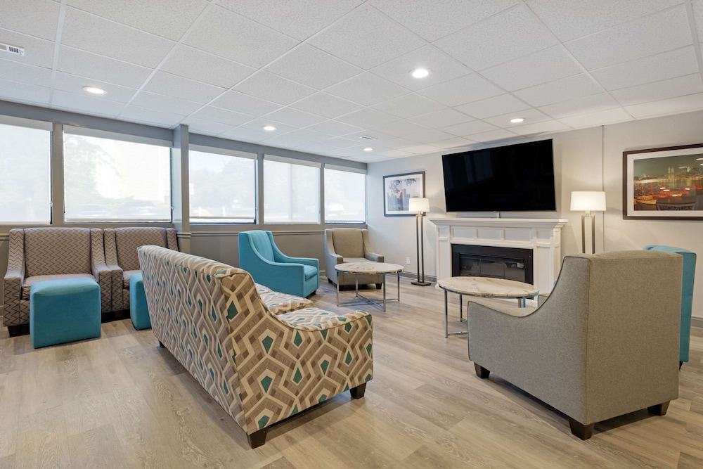 Clarion Hotel & Suites BWI Airport North 36/62
