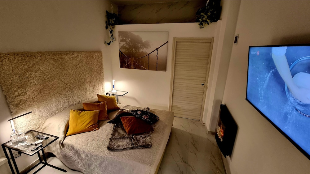 Deluxe, Queen Bed, Statue View