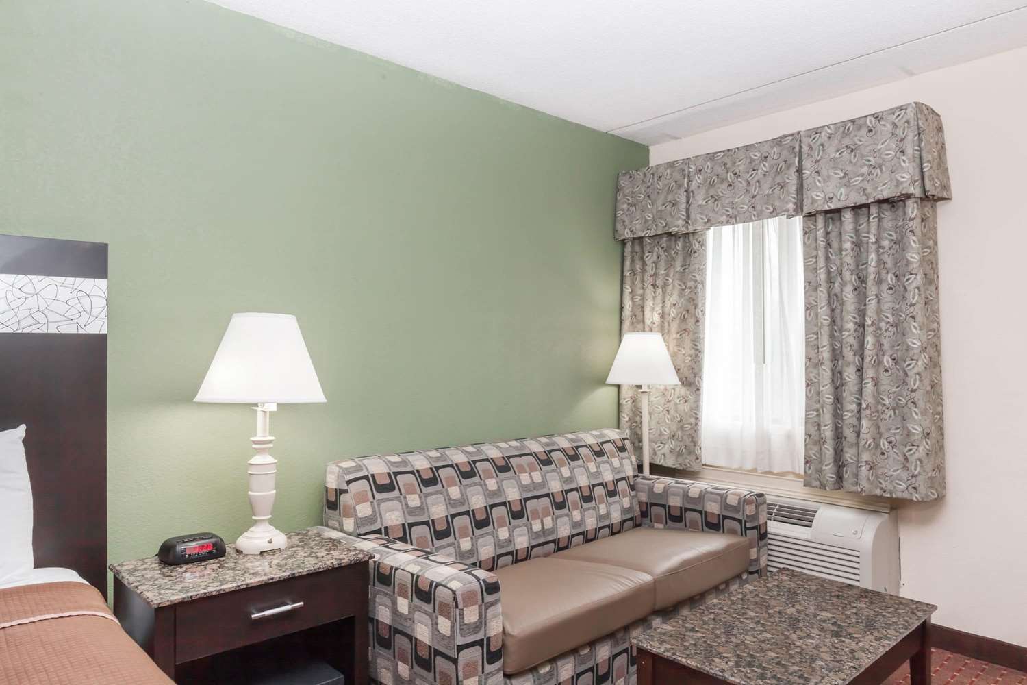 Howard Johnson by Wyndham Newark Airport 14/21