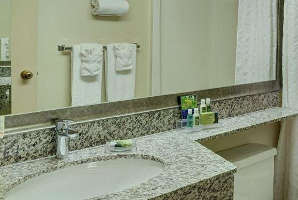 Lakeview Inn And Suites Thompson 28/28