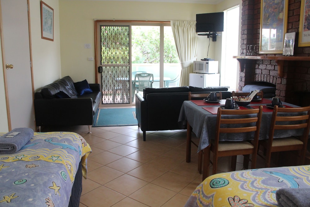 ANGELA'S BEACH STAYS 36/42