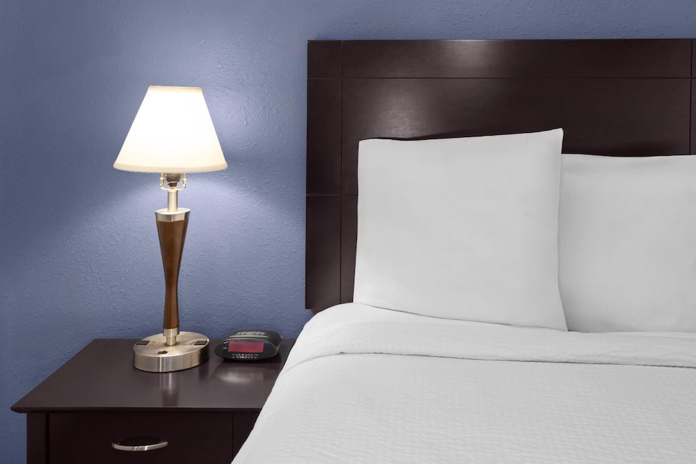 Travelodge By Wyndham Milwaukee 22/50