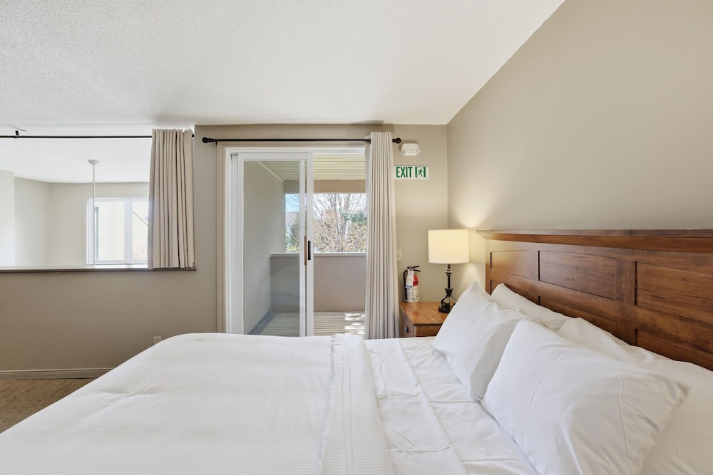 Green, 2 Queen and Twin Beds, Sofa