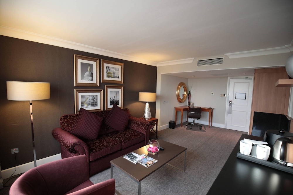 RENAISSANCE LONDON HEATHROW HOTEL 28/46