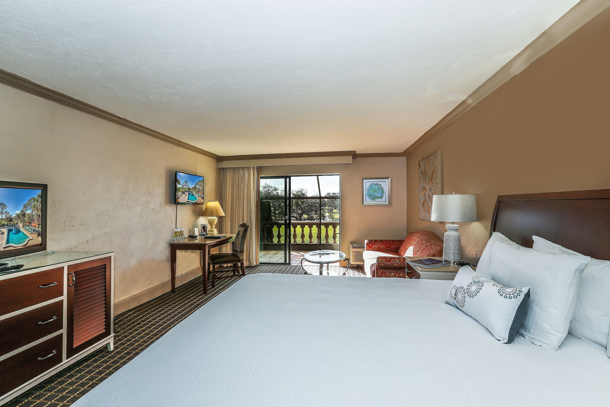 Premier, King Bed, Golf Course View, Patio