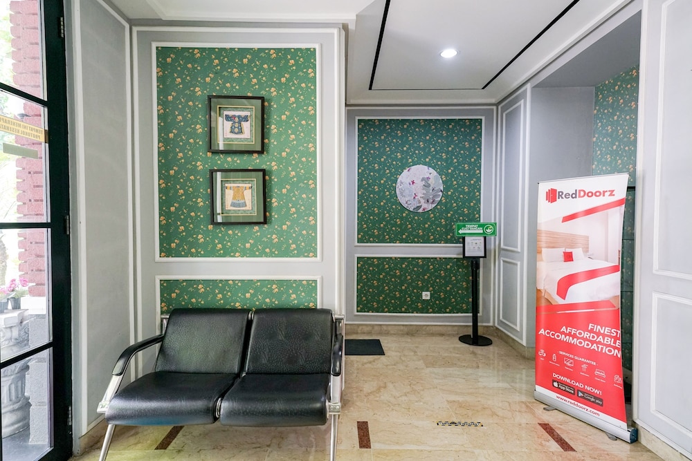 Reddoorz Premium Near Rs Pondok Indah 12/46